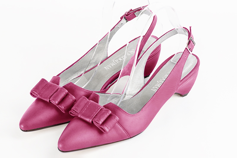 Fuschia pink women's open back shoes, with a knot. Tapered toe. Low wedge heels. Front view - Florence KOOIJMAN